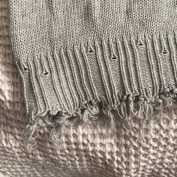 The post Victoria distressed sweater - Picture 9 of 10